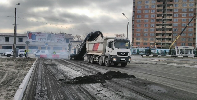 В рамках робіт з реконструкції проспекту Миколи Бажана виконуються роботи з ремонту покриття шляхопроводу транспортної розв'язки "Осокорки"