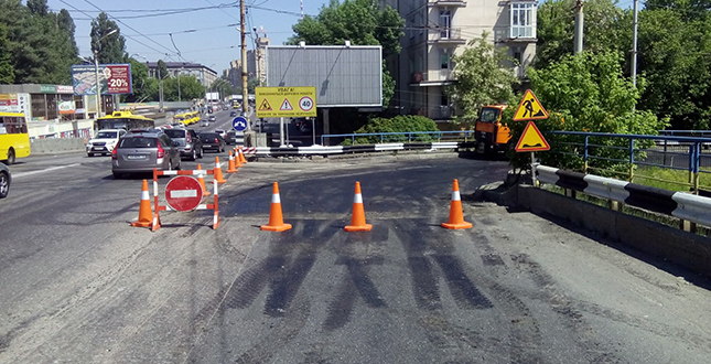 КП ШЕУ "Шевченківського району" 23 травня завершило виконання робіт з асфальтування покриття проїзної частини на з'їзді з Шулявського шляхопроводу.