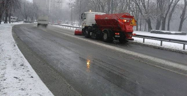 КК «Київавтодор» збільшила кількість снігоприбиральної техніки на дорогах столиці