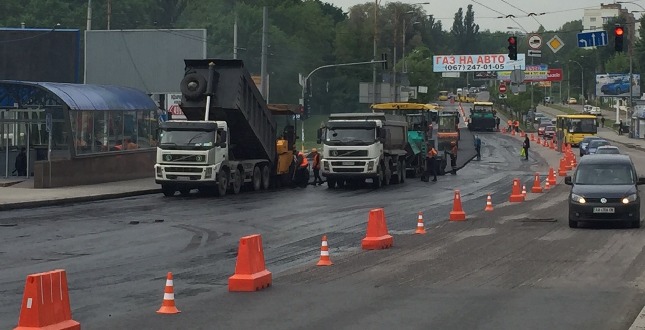 У неділю, 15 травня, дорожники активно проводили роботи з капітального ремонту вулично-дорожньої мережі столиці