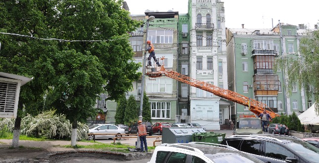 Працівники КП «Київміськсвітло» проводять роботи з приведення до належного стану мережі зовнішнього освітлення столиці
