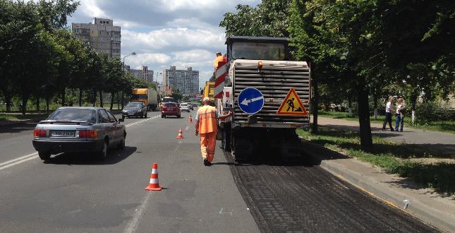 Підприємства комунальної корпорації «Київавтодор» продовжують роботи з поточного ремонту вулично-дорожньої мережі