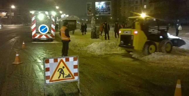 Вночі дорожники активно здійснювали вивезення снігу з вулично-дорожньої мережі міста Києва