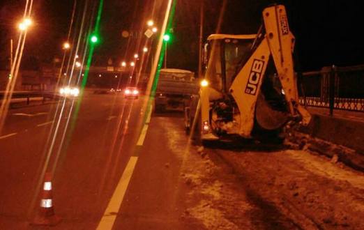 Роботи з зимового утримання вулично-дорожньої мережі не припиняються і у нічний час доби