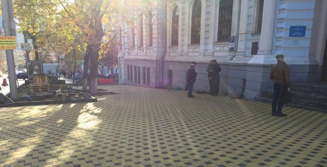 Kiev24: На улице Льва Толстого тротуар выкладывают плиткой