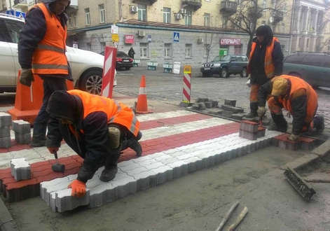 Комунальна корпорація «Київавтодор» завершує заплановані на цей рік роботи з влаштування пішохідних переходів з використанням ФЕМів червоно-білого кольору