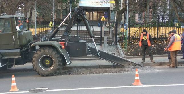 Большой Киев: На отремонтированной улице Механизаторов повреждено дорожное покрытие