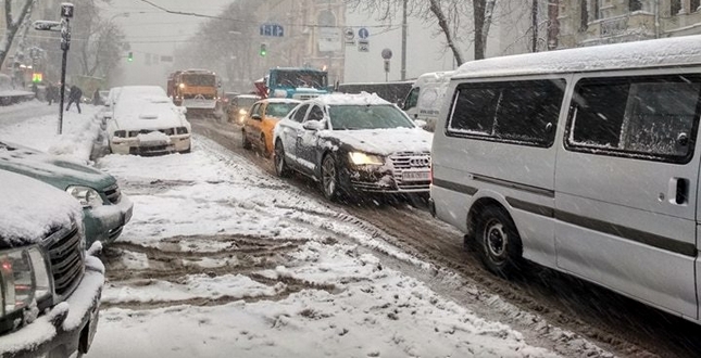 СЕГОДНЯ: "Борьба со снежной стихией: как в Киеве чистят дороги во время метели"