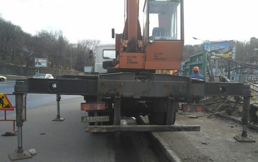 На превеликий жаль, у Києві постійно трапляються випадки пошкодження дорожньої інфраструктури несвідомими громадянами чи організаціями