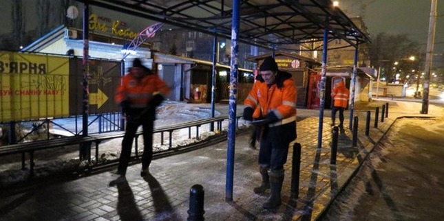 Вечірній Київ: Дорожники борються із наслідками льодяного дощу