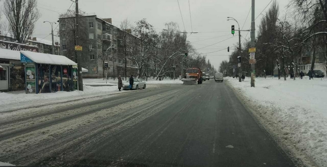 Дорожники продовжують роботи з очищення доріг та вулиць столиці від снігу. Роботи не припиняються ні на хвилину і тривають в усіх районах столиці