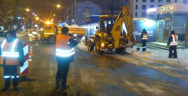 Вже понад 36 годин підприємства комунальної корпорації «Київавтодор» працюють у безперервному режимі та прибирають дороги та вулиці столиці від снігу