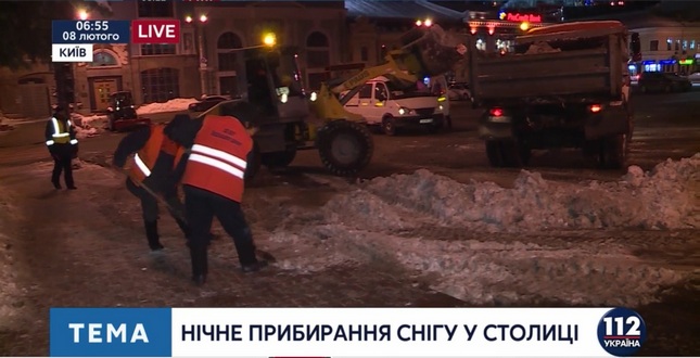Коли місто у ночі відпочиває та трафік на дорогах Києва дорівнює нульової позначки, дорожники активно працюють