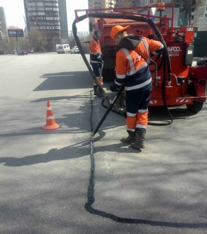 Підприємства комунальної корпорації «Київавтодор» продовжують роботи з заливки тріщин дорожнього покриття