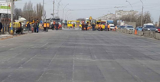 На Одеському шляхопроводі тривають роботи по влаштуванню асфальтобетонного покриття проїжджої частини