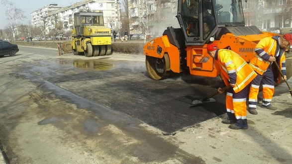 КиевVласть: Пока погода позволяет, киевские дорожники усиленно латают ямы и чистят ливневки