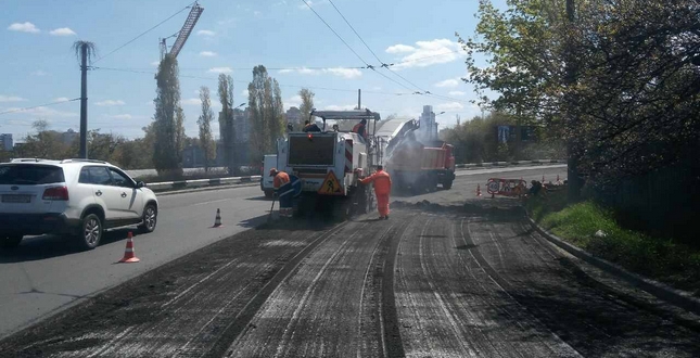 В усіх районах столиці тривають роботи з поточного ремонту доріг