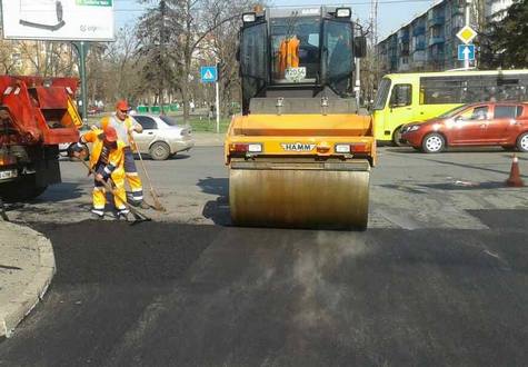 У неділю в усіх районах столиці підприємства комунальної корпорації «Київавтодор» проводили роботи з відновлення дорожнього покриття доріг та вулиць