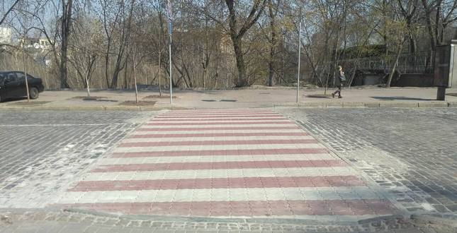 Комунальна корпорація «Київавтодор» влаштувала у столиці ще два переходи з бруківки червоно-білого кольору