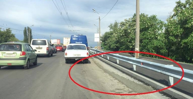 Вечірній Київ: Перевантажені бетоновози псують оболонські дороги