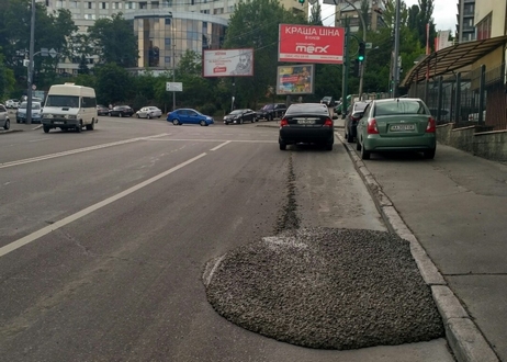 Щоденно київськими вулицями курсують сотні машин, завантажених щебенем, ґрунтом, піском та бетоном до такої міри, що частина їх вантажу залишається на проїзній частині