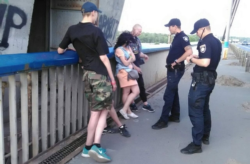 Крадії продовжують нищити герб міста Києва на пілоні Московського мосту