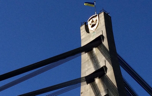 Злодії системно руйнують герб міста Києва на пілоні Московського мосту