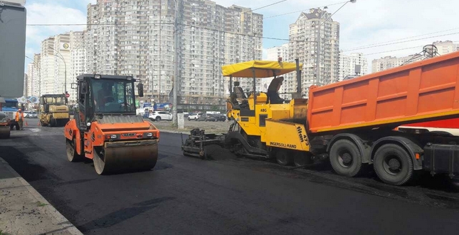 На вихідних дорожники активно проводили роботи з ремонту доріг столиці