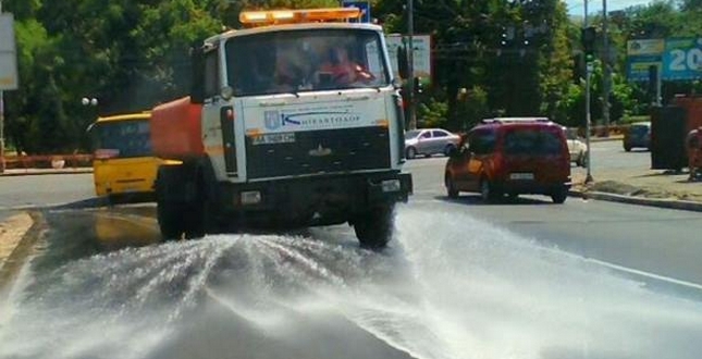 У зв’язку зі спекотною погодою дорожники посилили полив доріг столиці