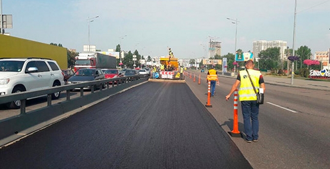 Хрещатик: Протягом вихідних у столиці ремонтували низку доріг