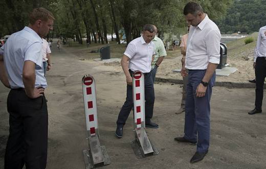 Мер Києва Віталій Кличко проінспектував, як тривають ремонтні роботи з оновлення парково-пішохідного мосту на Труханів острів