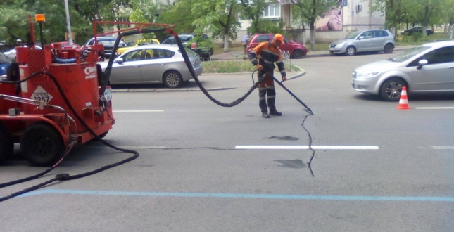 Підприємства комунальної корпорації «Київавтодор» нарощують обсяги робіт з заливки тріщин дорожнього покриття