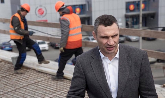 Віталій Кличко: "Ми продовжуємо масштабний ремонт доріг у Києві, а до кінця року також облаштуємо 40 підвищених пішохідних переходів"