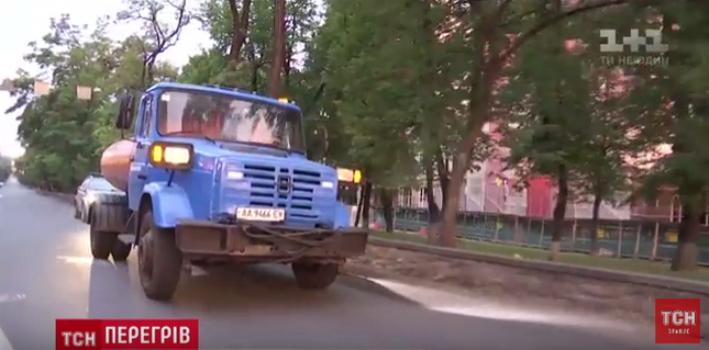 Підприємства комунальної корпорації "Київавтодор" у цілодобовому режимі здійснюють посилений полив доріг столиці