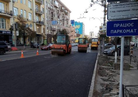 Тривають роботи з капітального ремонту доріг столиці, зокрема сьогодні на вул. Льва Толстого дорожники влаштовують нижній шар асфальтобетонного покриття