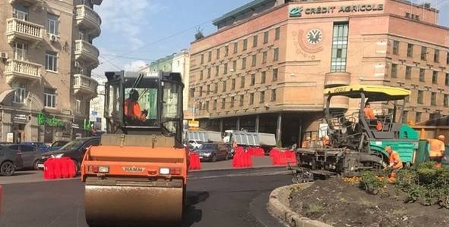 Вечірній Київ: "У місті ремонтують дороги у режимі 24/7"