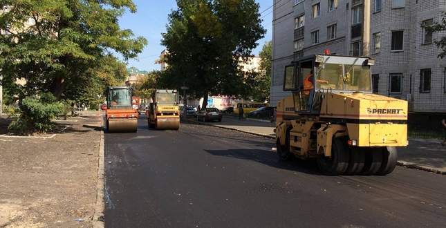 Хрещатик: У всіх районах столиці триває ремонт дорожнього покриття внутрішньоквартальних проїздів і прибудинкових територій