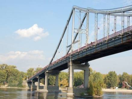 112 UA: В Киеве на пешеходном мосту появится полимерная дорожка, а на подходе к нему – тротуар в виде вышивки