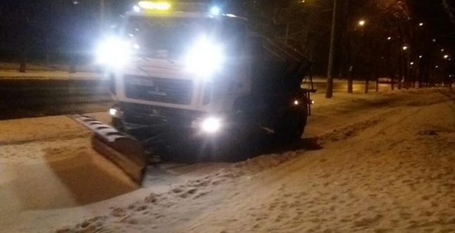 Мінлива погода, що тримається у столиці упродовж останніх днів, періодично присипає Київ снігом