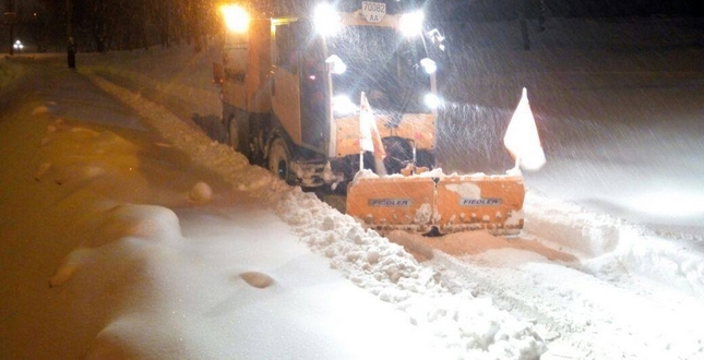 Київавтодор не підкоряється сніжній стихії – дорожники 3-тю добу поспіль безперервно розчищають вулиці та дороги столиці від снігу