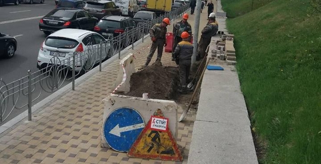 Вчора, внаслідок аварії на інженерних мережах ПАТ «Київенерго», ділянка тротуару на вул. Льва Толстого влаштованого з ФЕМів була розібрана