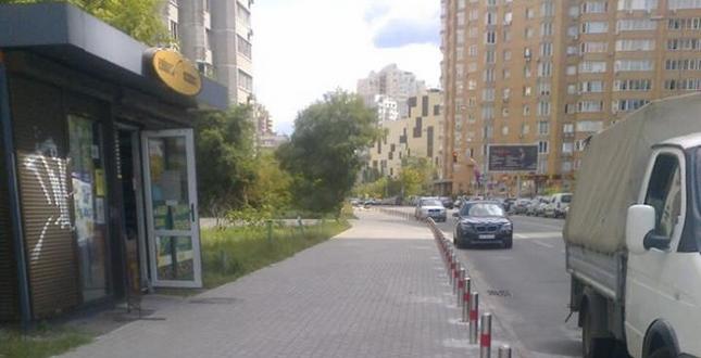 Майже 2 тис. обмежувальних стовпчиків вже встановлено комунальною корпорацією «Київавтодор» на вулично-дорожній мережі Києва